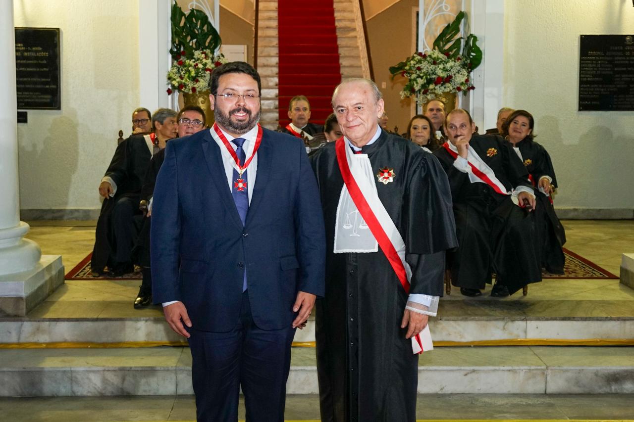 O secretário do Trabalho do Ceará recebe Medalha da Ordem Alencarina do Mérito Judiciário do Trabalho